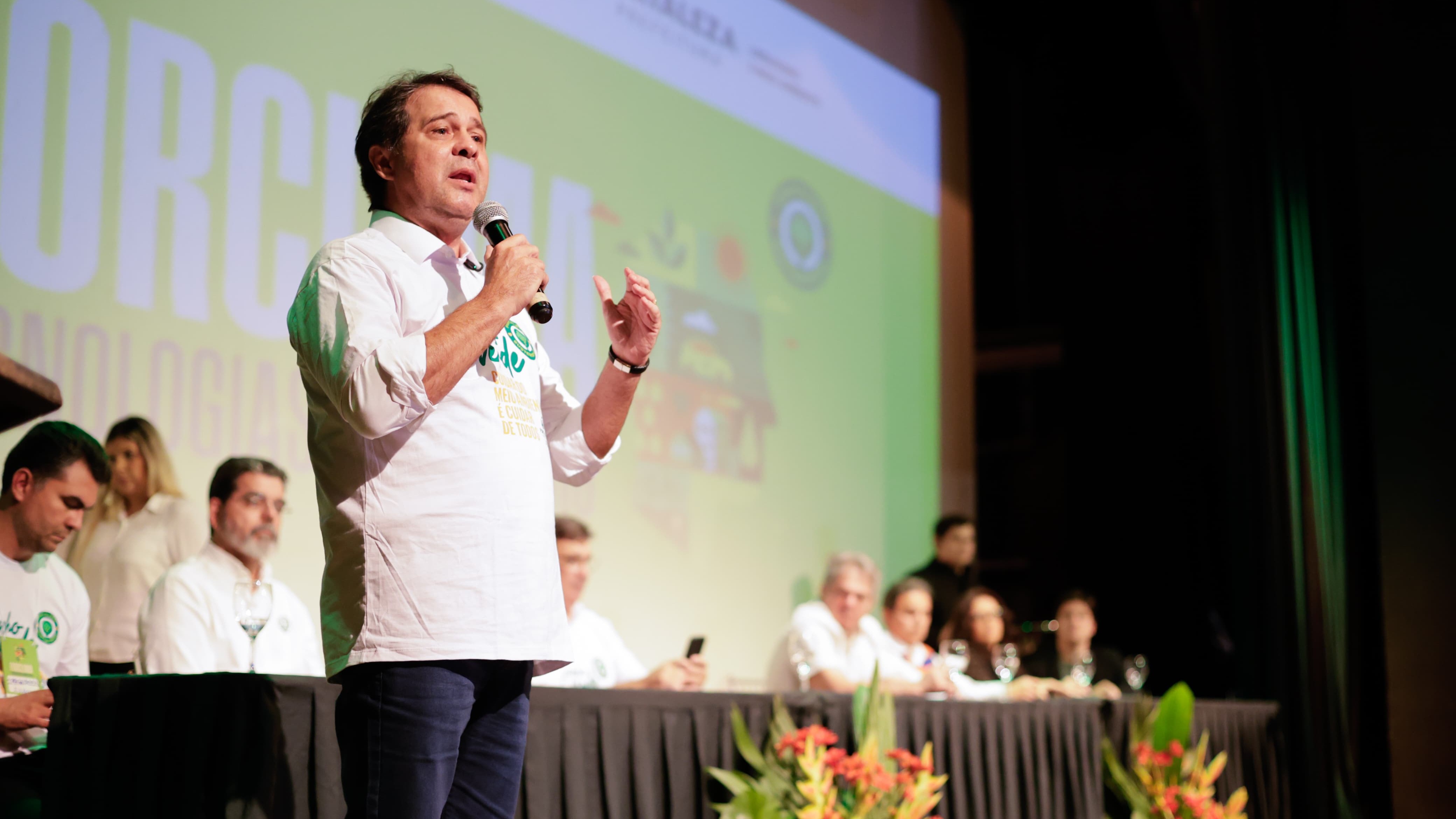 grupo de pessoas posa para a foto